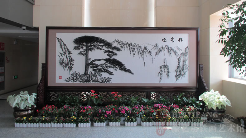 昆明长水国际机场定制的办公楼大厅大型红木迎客松铁画屏风 昆明长水国际机场定制的办公楼大厅大型红木迎客松铁画屏风