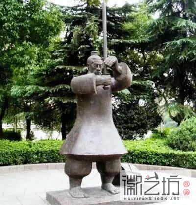 2 芜湖鸠兹广场旁的干将铸剑雕塑 2 芜湖鸠兹广场旁的干将铸剑雕塑