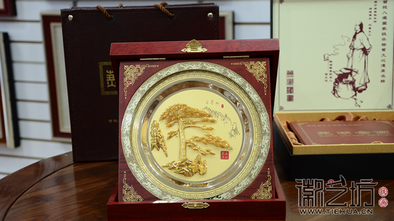 中式金盘折叠木盒迎客松金画 中式金盘折叠木盒迎客松金画