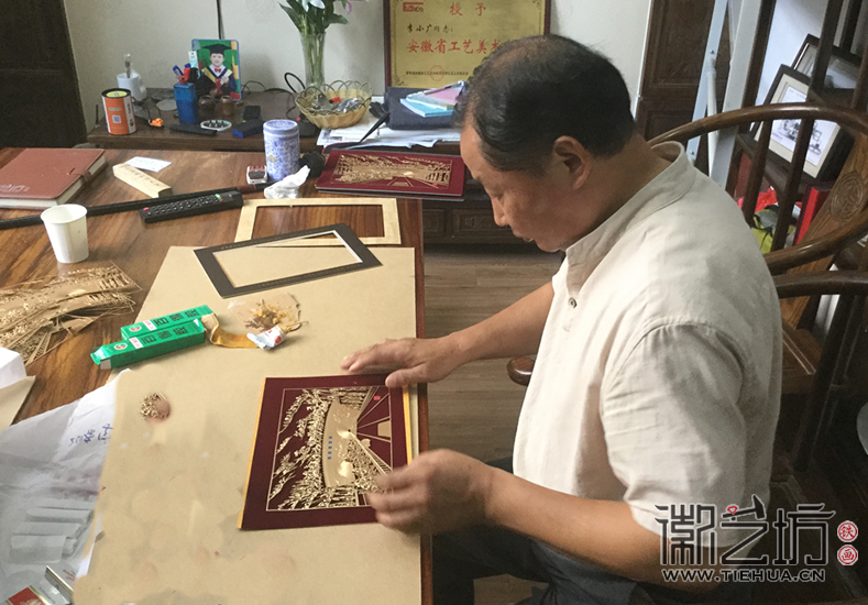 浆水泉隧道贯通纪念铁画摆台装裱中2 浆水泉隧道贯通纪念铁画摆台装裱中2