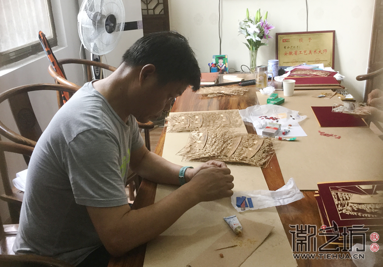 浆水泉隧道贯通纪念铁画摆台装裱中 浆水泉隧道贯通纪念铁画摆台装裱中