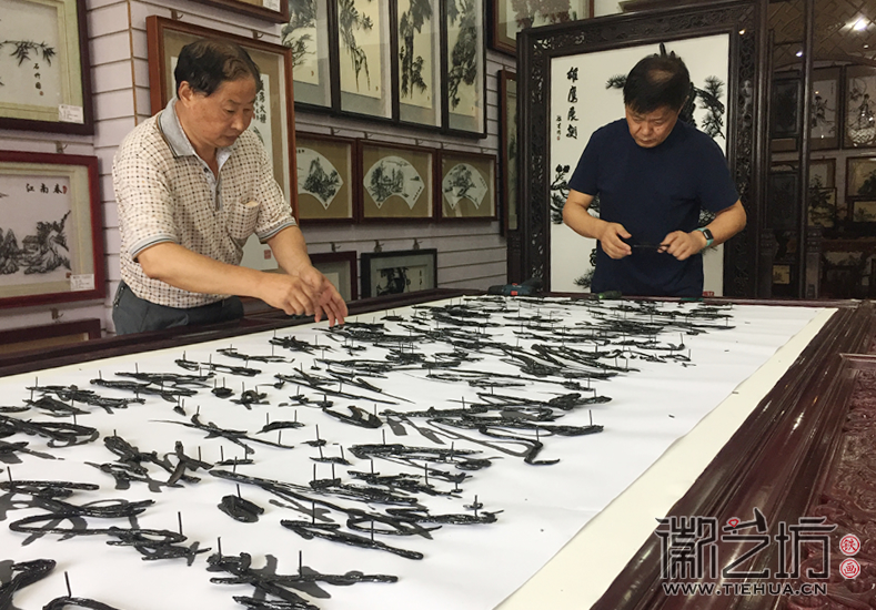 徽艺坊双面屏风铁画迎客松长征诗装裱现场1 徽艺坊双面屏风铁画迎客松长征诗装裱现场1