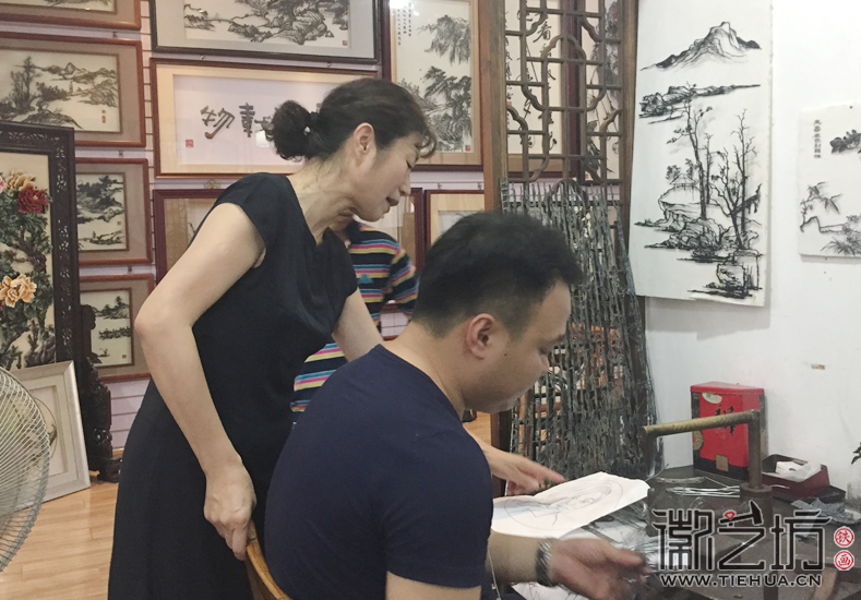 李爱平老师与徽艺坊铁画艺人共同探讨作品的效果 (2) 李爱平老师与徽艺坊铁画艺人共同探讨作品的效果 (2)