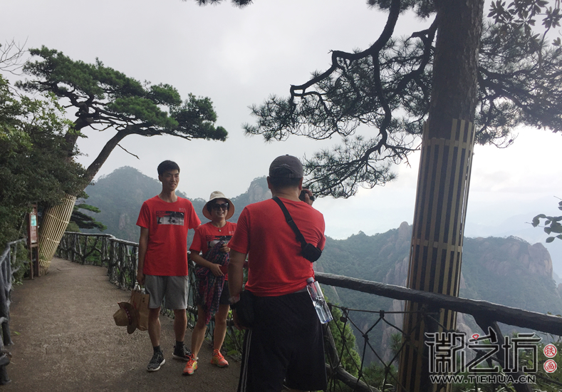 徐老师为但总夫摄影留念 徐老师为但总夫摄影留念