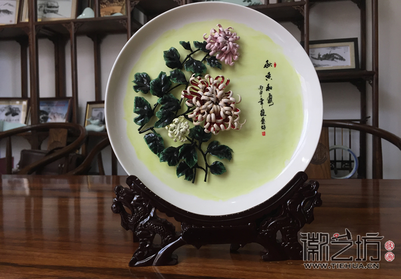 彩底色瓷盘双龙头雕花底座彩色铁画摆台《秋香和露》 彩底色瓷盘双龙头雕花底座彩色铁画摆台《秋香和露》