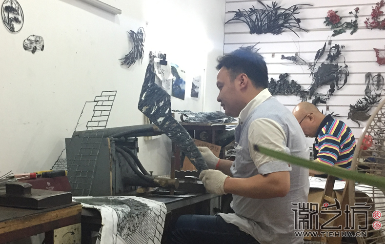 徽艺坊新秀李强铁画锻制进行中 徽艺坊新秀李强铁画锻制进行中