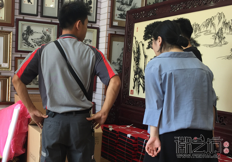 每天下午顺丰小哥都到徽艺坊铁画来取货 每天下午顺丰小哥都到徽艺坊铁画来取货