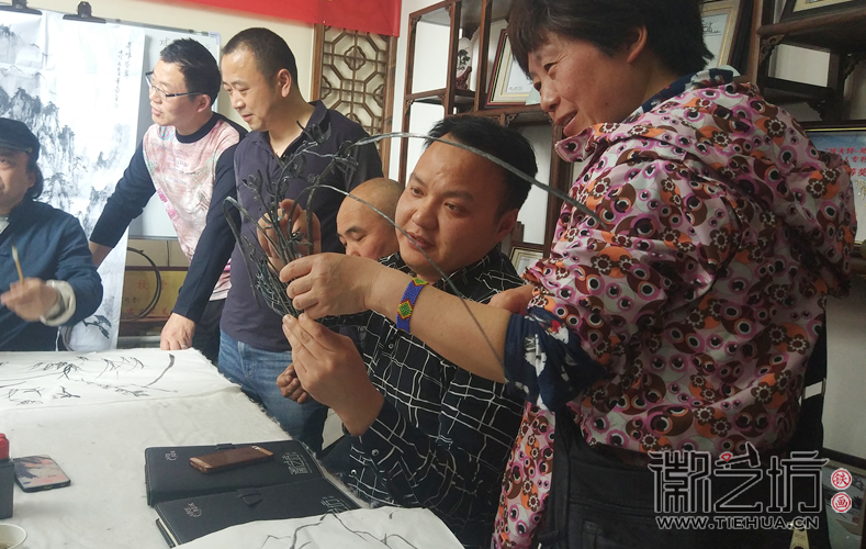 《云水禅心》铁画锻制成型研讨会现场 《云水禅心》铁画锻制成型研讨会现场
