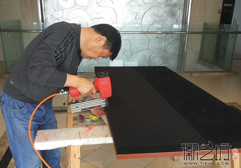 芜湖市繁昌县工商局赠顺丰总裁铁画礼品《云水禅心》装裱现场 芜湖市繁昌县工商局赠顺丰总裁铁画礼品《云水禅心》装裱现场