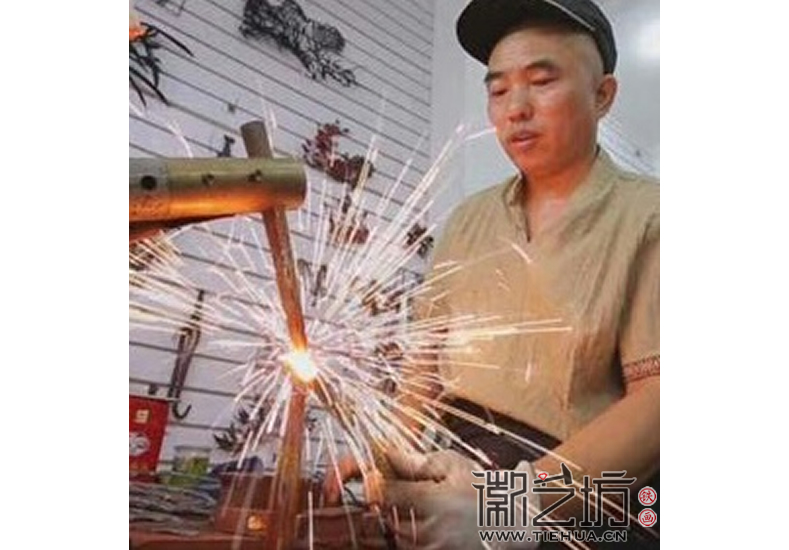 南京鼓楼实验中学校园文化墙铁画锻制进行中1 南京鼓楼实验中学校园文化墙铁画锻制进行中1
