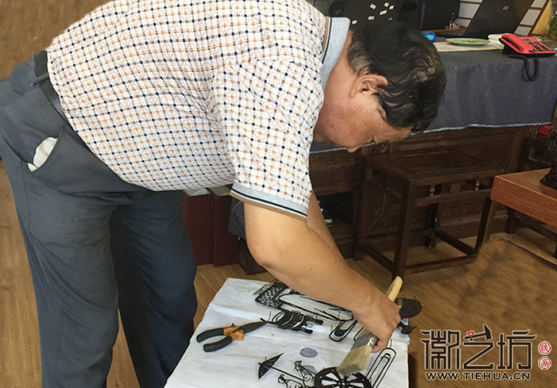 南京鼓楼实验中学校园文化墙铁画装裱进行中1 南京鼓楼实验中学校园文化墙铁画装裱进行中1
