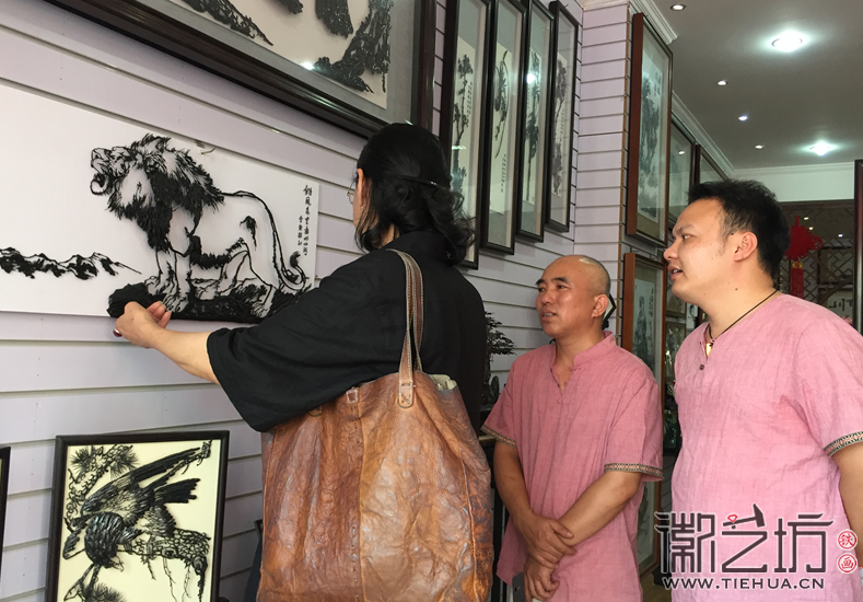 大师叶合来徽艺坊指导铁画创作 (5) 大师叶合来徽艺坊指导铁画创作 (5)