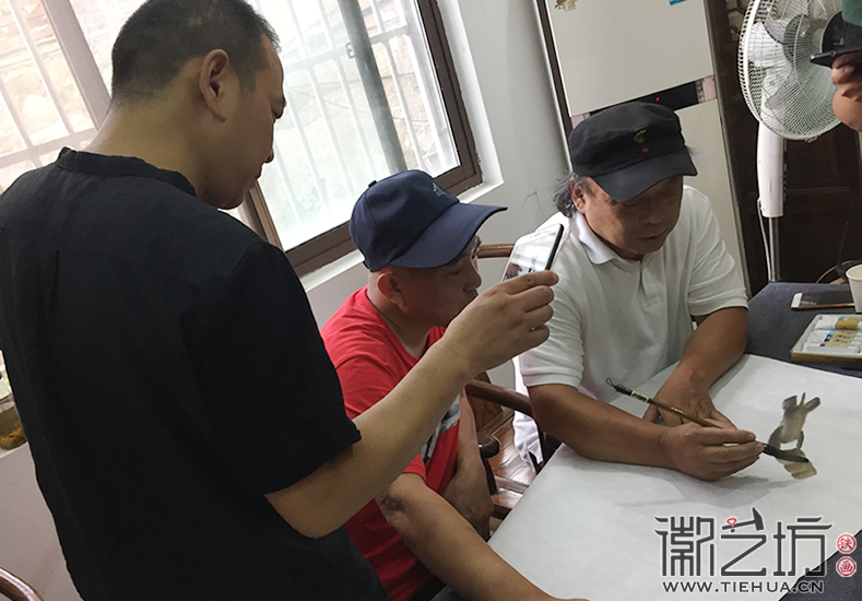 谢克谦老师给学员演示如何画虾 (2) 谢克谦老师给学员演示如何画虾 (2)