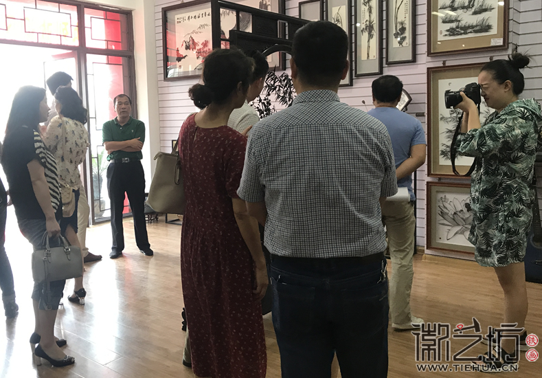 芜湖市镜湖区人大、区政府及相关领导来徽艺坊铁画调研指导4 芜湖市镜湖区人大、区政府及相关领导来徽艺坊铁画调研指导4