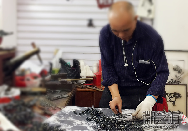 魏民春锻制墨梅铁画 (3)