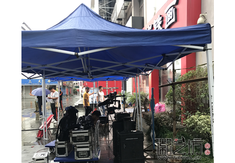 院线电影《岁月江城》于徽艺坊拍摄讲述江城岁月里的铁画情缘 (3) 院线电影《岁月江城》于徽艺坊拍摄讲述江城岁月里的铁画情缘 (3)