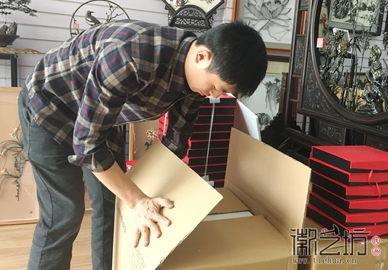 徽艺坊定制苏州市芜湖商会成立大会纪念礼品铁画 (1) 徽艺坊定制苏州市芜湖商会成立大会纪念礼品铁画 (1)