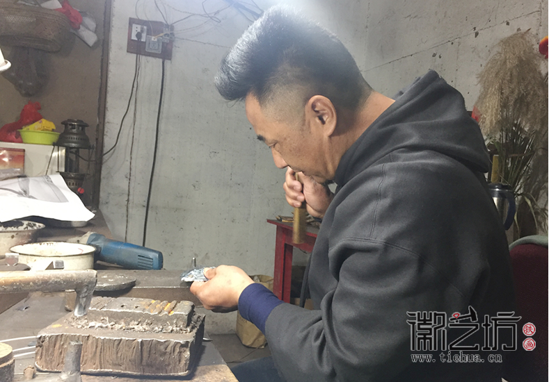徽艺坊铁画创意定制礼品《莲境如斯》 制作现场 徽艺坊铁画创意定制礼品《莲境如斯》 制作现场
