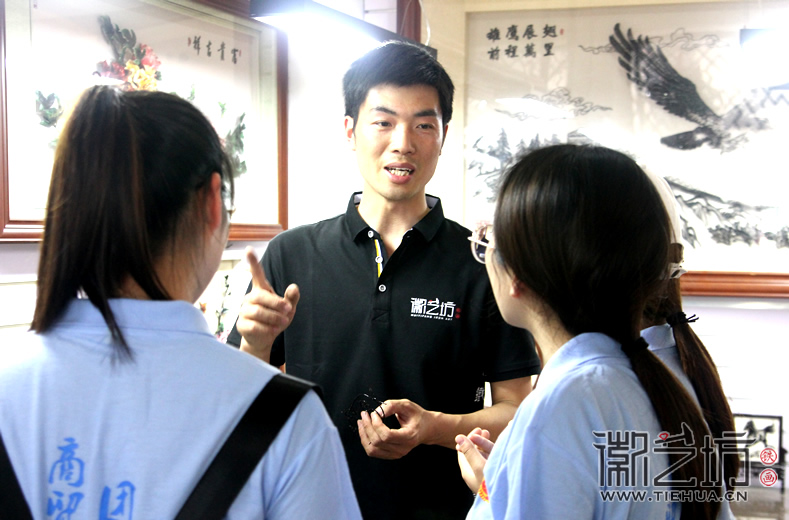 徽艺坊铁画迎来芜湖商贸学院学子前来参观 (4) 徽艺坊铁画迎来芜湖商贸学院学子前来参观 (4)