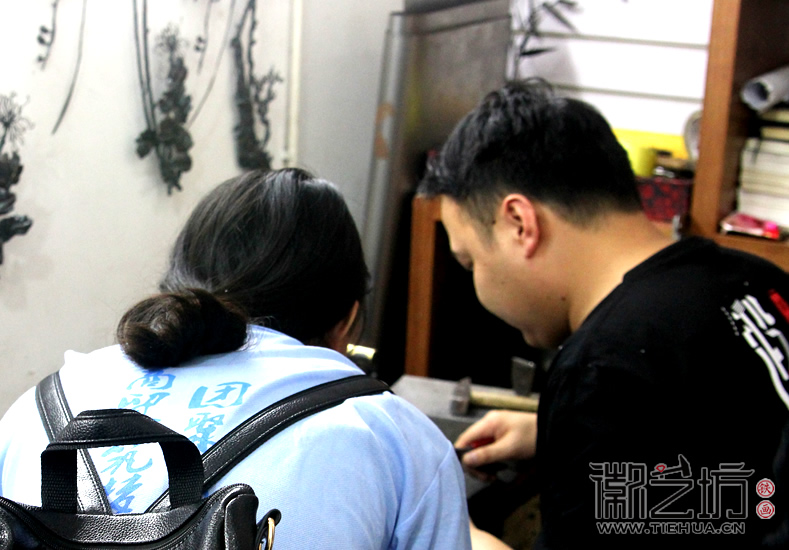 徽艺坊铁画迎来芜湖商贸学院学子前来参观 (20) 徽艺坊铁画迎来芜湖商贸学院学子前来参观 (20)