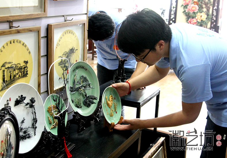 徽艺坊铁画迎来芜湖商贸学院学子前来参观 (23) 徽艺坊铁画迎来芜湖商贸学院学子前来参观 (23)