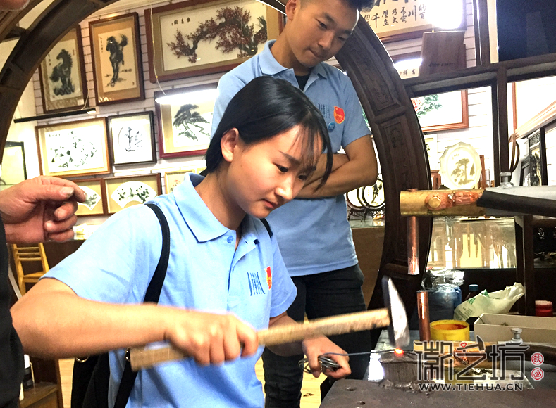 徽艺坊铁画迎来芜湖商贸学院学子前来参观 (1) 徽艺坊铁画迎来芜湖商贸学院学子前来参观 (1)