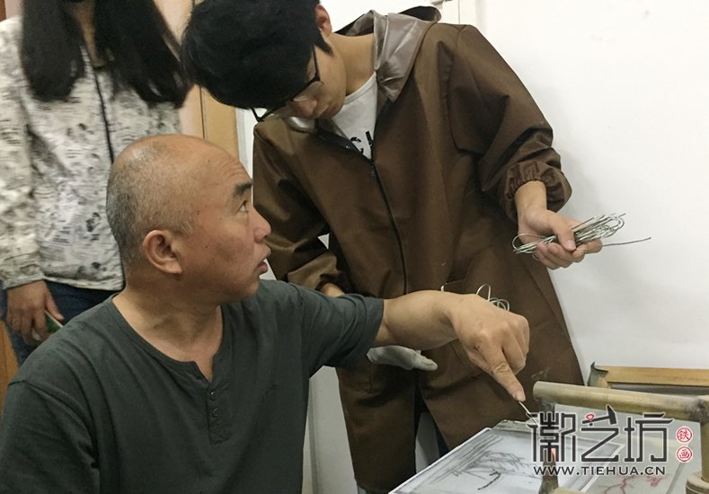 徽艺坊魏民春开启安师大铁画实践课 (4) 徽艺坊魏民春开启安师大铁画实践课 (4)