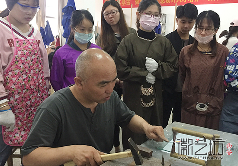 徽艺坊魏民春开启安师大铁画实践课 (9) 徽艺坊魏民春开启安师大铁画实践课 (9)