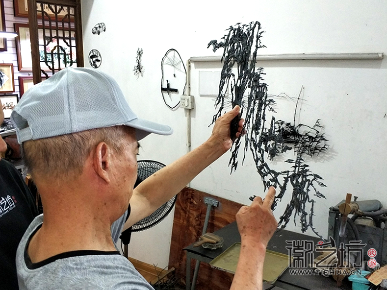 张家康大师与铁画新生代李强交流探讨制作技艺 (1) 张家康大师与铁画新生代李强交流探讨制作技艺 (1)
