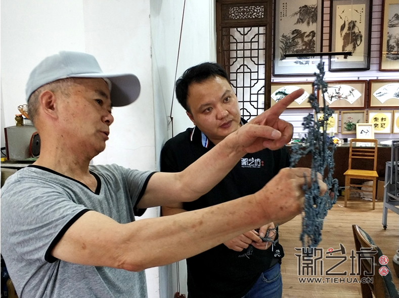 张家康大师与铁画新生代李强交流探讨制作技艺 (2) 张家康大师与铁画新生代李强交流探讨制作技艺 (2)