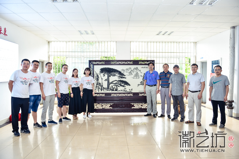 安徽师范大学08届教育技术学同学赠母校礼品迎客松铁画屏风 (3) 安徽师范大学08届教育技术学同学赠母校礼品迎客松铁画屏风 (3)