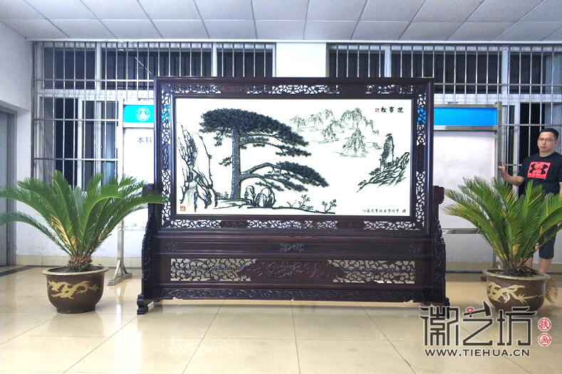 安徽师范大学08届教育技术学同学赠母校礼品迎客松铁画屏风 (1) 安徽师范大学08届教育技术学同学赠母校礼品迎客松铁画屏风 (1)