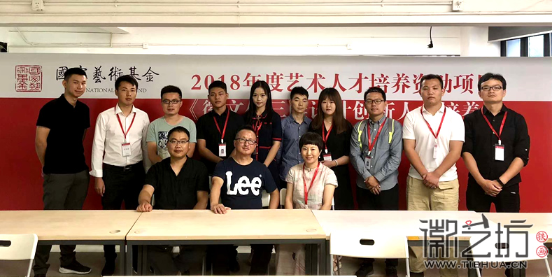 章正贵与老师同学在开学典礼上的合影 章正贵与老师同学在开学典礼上的合影