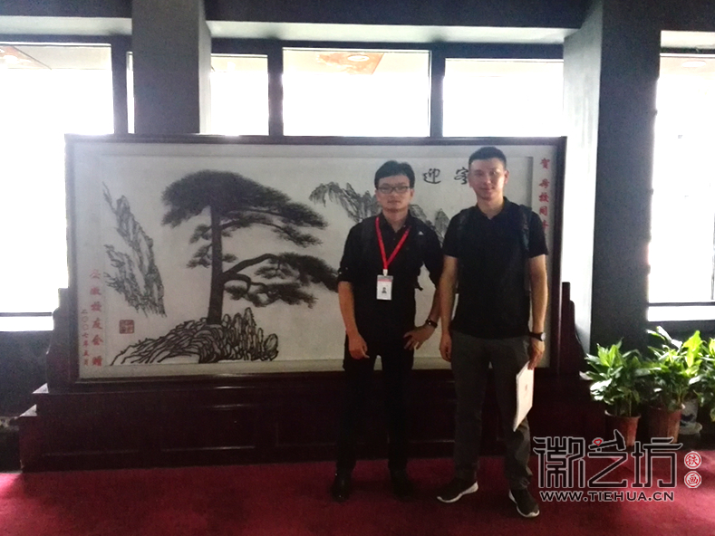 章正贵与同学在同济大学铁画屏风前的合影 章正贵与同学在同济大学铁画屏风前的合影